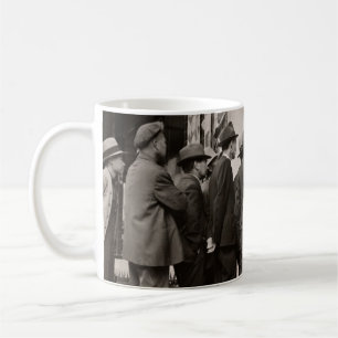 MUG PHOTOGRAPHIE DE L'ÉCHELLE GRAYSCALE DES HOMMES PRÈ