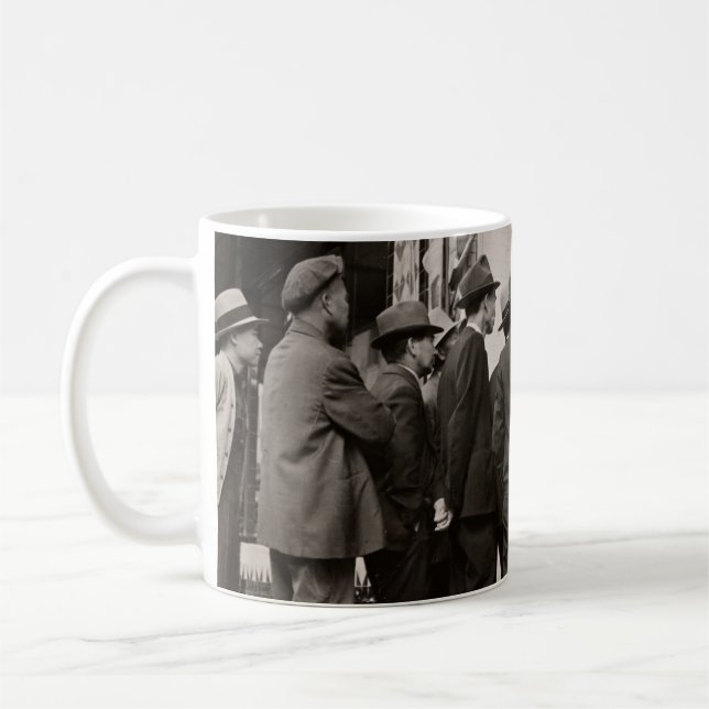 MUG PHOTOGRAPHIE DE L'ÉCHELLE GRAYSCALE DES HOMMES PRÈ (Gauche)