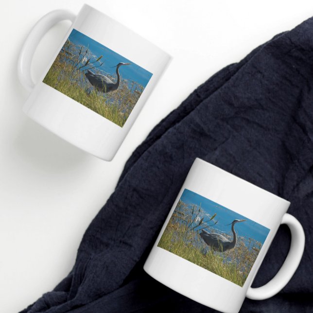 Mug Photographie d'exposition d'oiseaux de Héron bleu (A photograph of a Great Blue Heron bird on a mug)