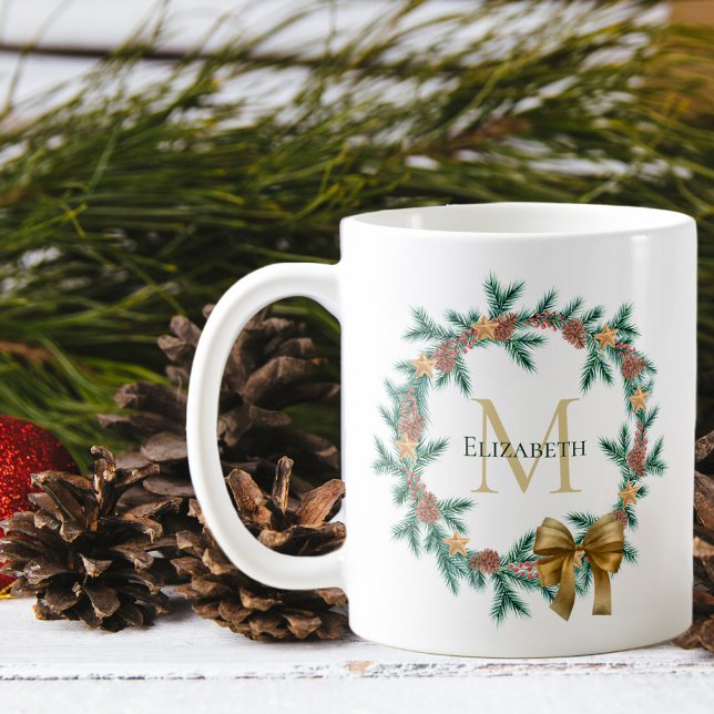 Mug Pinécone rustique | Monogramme de couronne de Noël (Créateur téléchargé)