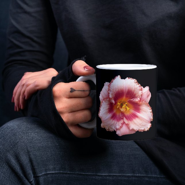 Mug Pink Daylily Bloom sur Black Floral (In Situ Held)