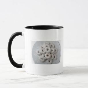 Mug Plan rapproché des beignets en poudre dans un pla