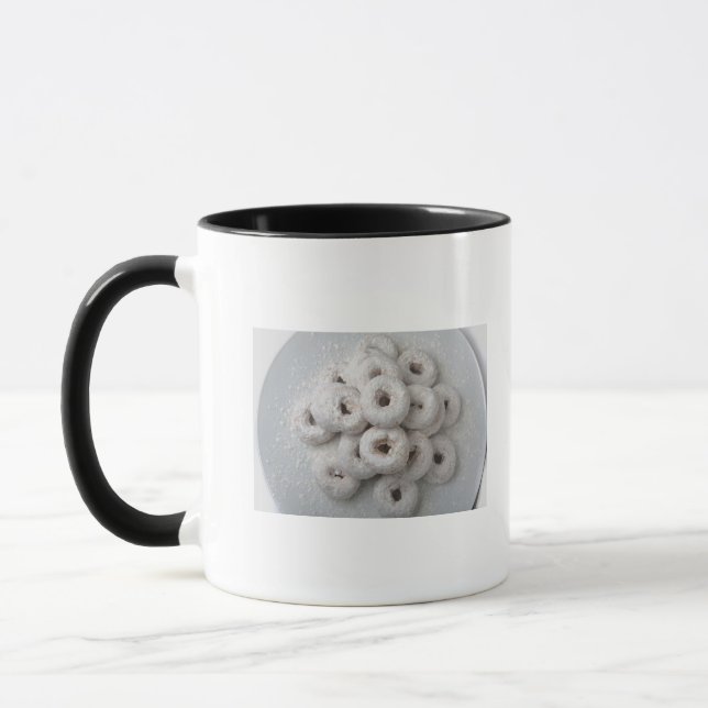 Mug Plan rapproché des beignets en poudre dans un plat (Gauche)