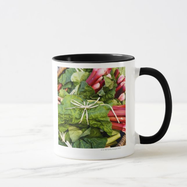 Mug Plan rapproché des groupes de rhubarbe dans le (Droite)