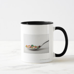 Mug Plan rapproché des pilules dans une cuillère