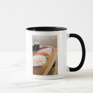 Mug Plan rapproché des sushi sur une table