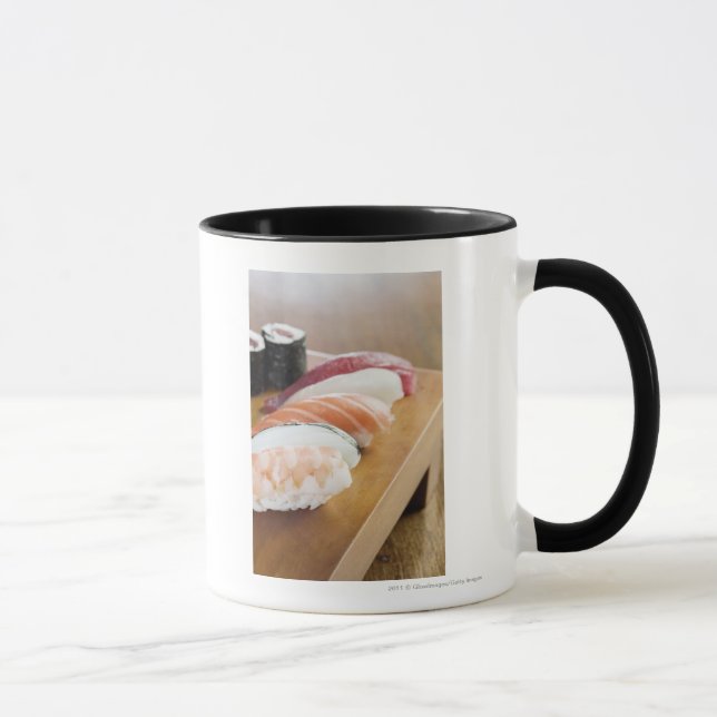Mug Plan rapproché des sushi sur une table (Droite)