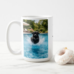 Mug Plongeon de chiot Labrador noir dans la piscine