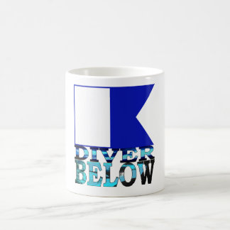 Mug plongeur au-dessous de bleu