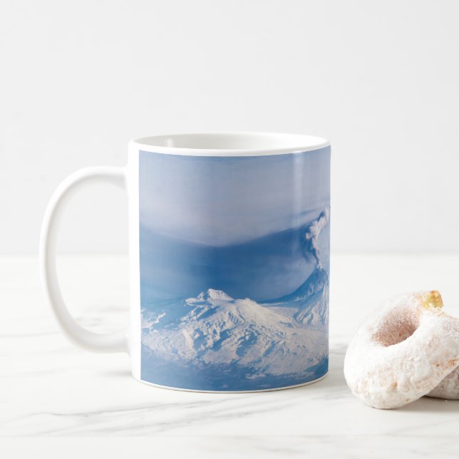 Mug Plume Émanant Du Volcan Kliuchevskoi. (Avec donut)