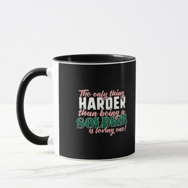 Mug Plus dur que d'aimer un soldat - Épouse militaire (Gauche)