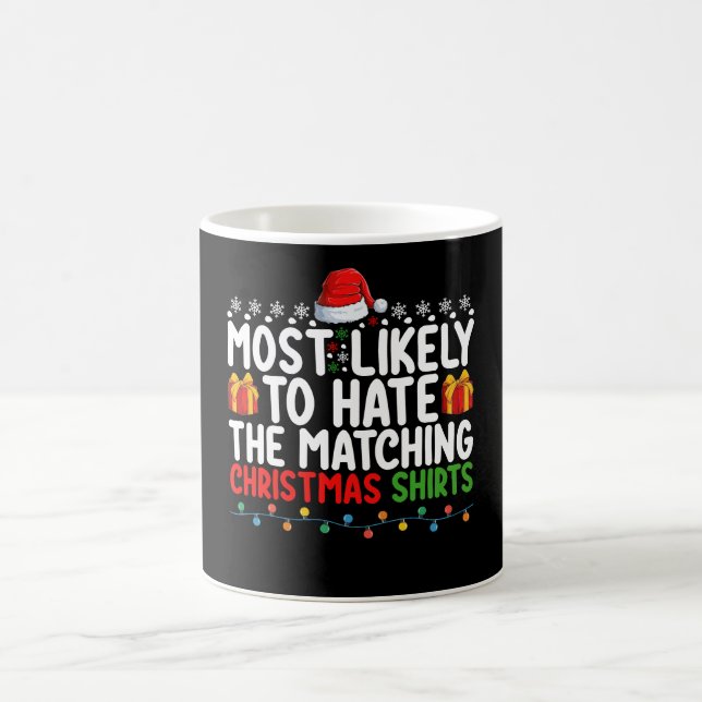 Mug Plus susceptible de détester les chemises de Noël  (Centre)