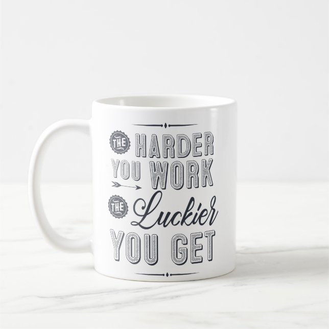 Mug Plus vous travaillez dur, plus vous devenez (Gauche)