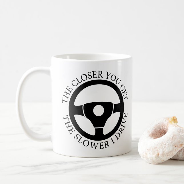 Mug Plus vous vous rapprochez, plus je conduis lenteme (Avec donut)