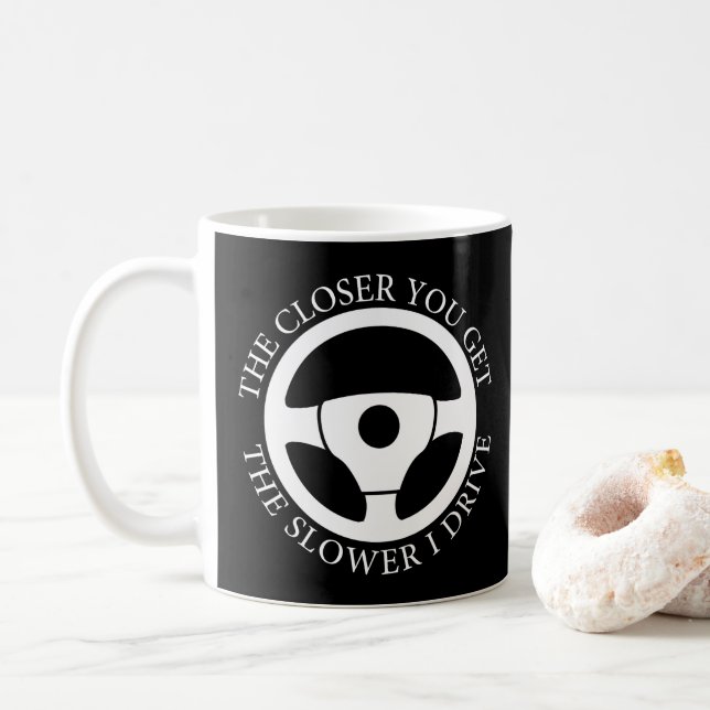 Mug Plus vous vous rapprochez, plus je conduis lenteme (Avec donut)
