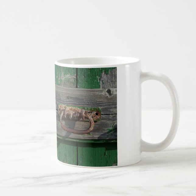 Mug Poignée de porte rouillée sur porte verte (Droite)