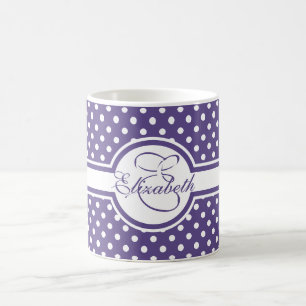 Mug Pois blancs élégants sur monogramme ultra violet