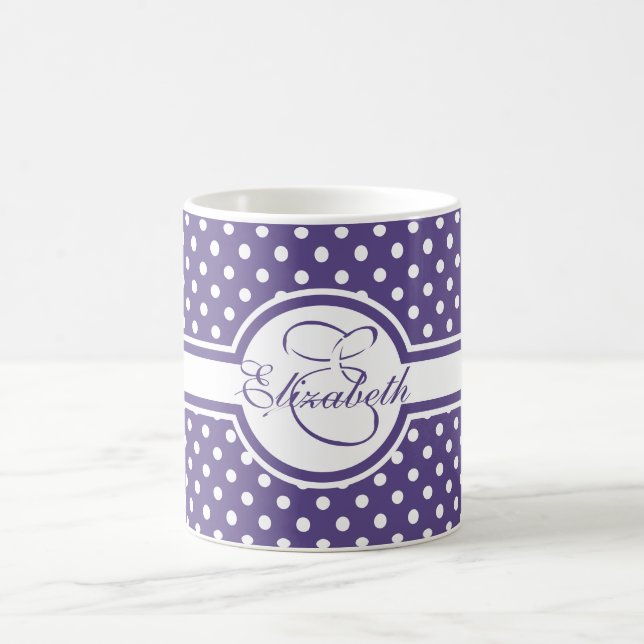 Mug Pois blancs élégants sur monogramme ultra violet (Centre)