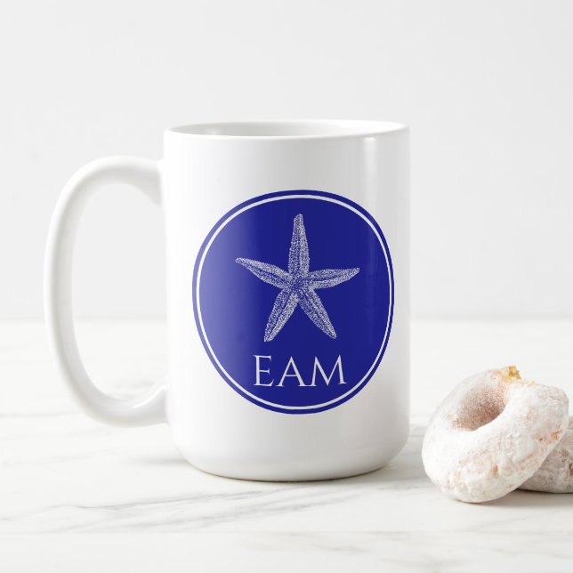 Mug Poisson étoile blanche côtière sur Monogramme bleu (Avec donut)