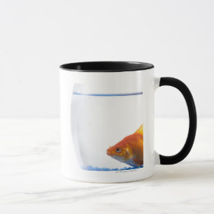 Mug Poisson rouge dans la cuvette sur l'arrière - pla