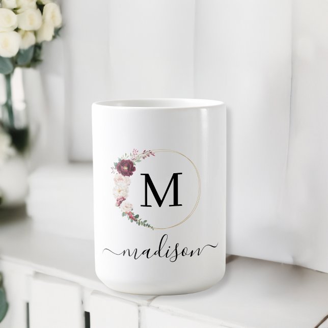 Mug Police de script simple, élégante, monogramme (Customer-specific, classic, elegant, script font, flower-circle, monogram - name - mug. )