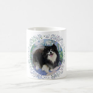 Mug Poméranie dans un jardin fleuri