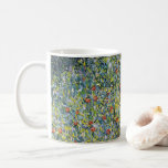Mug Pommier par Gustav Klimt, Art Nouveau Vintage<br><div class="desc">Apple Tree (1912) de Gustav Klimt est une peinture d'art vintage de l'époque victorienne Symbolisme. Une scène nature avec un pommier dans un verger sur une ferme aux fruits mûrs et aux fleurs de pommes. Le jardin fleuri est fleuri et fleuri. À propos de l'artiste : Gustav Klimt (1862-1918) était...</div>