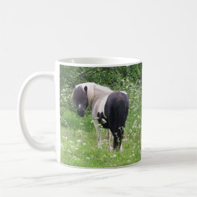 Mug Poney paint noir et blanc dans l'herbe et les fleu (Gauche)