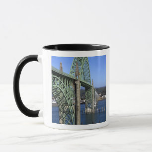 Mug Pont de la baie de Yaquina qui s'étend sur la bai