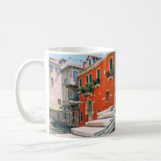 MUG PONT EN BÉTON À CÔTÉ D'UN BÂTIMENT BLANC