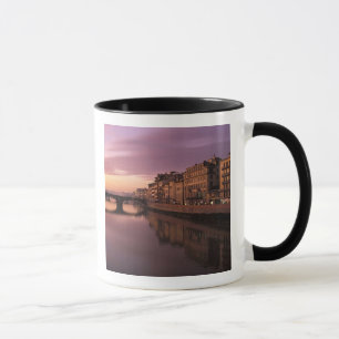 Mug Ponts au-dessus de la rivière Arno au coucher du 