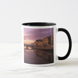 Mug Ponts au-dessus de la rivière Arno au coucher du s