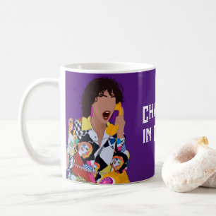 Mug Pop Art coloré rétro Femme élégante tenant le télé