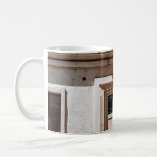 Mug Porte en bois Brown sur bâtiment en béton blanc