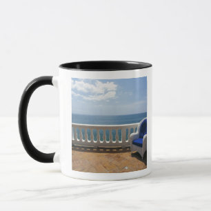 Mug Porto Rico. Chaise en osier et terrasse carrelée à