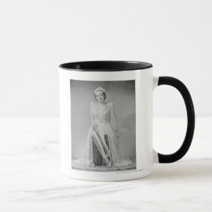 Mug Portrait de studio de jeune femme dans la chemise