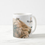 Mug Portrait de vache Highland nom personnalisé monogr<br><div class="desc">Portrait de vache Highland nom personnalisé monogramme initial. Portrait photo d'un majestueux bétail de montagne brun orange sur une journée brumeuse avec un arrière - plan blanc.</div>
