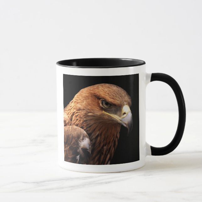 Mug Portrait d'Eagle d'isolement sur le noir (Droite)