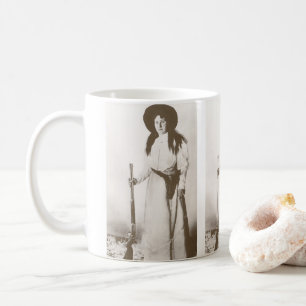 Mug Portrait photo d'une cowgirl tenant un fusil, v191