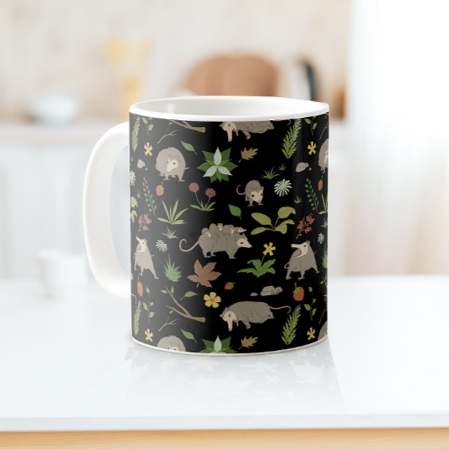 Mug Possum dans un champ de Berry en noir (Créateur téléchargé)