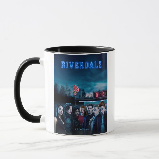 Mug Poster de Riverdale Outside Pop's Diner (Gauche)