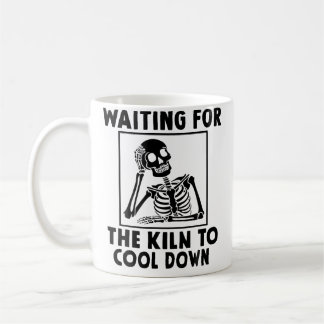 Mug Poterie en attente du refroidissement du four à po