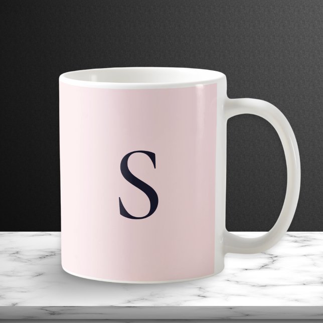 Mug Poudre rose Simple Moderne Joli Monogramme (A pretty mug in delicate pale pink, with elegant midnight blue monogram initial on both sides)