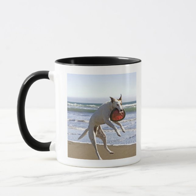 Mug Poursuivez sauter pour attraper un frisbee sur la (Gauche)