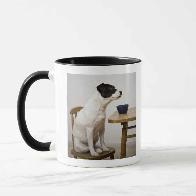 Mug Poursuivez se reposer sur une chaise devant une (Gauche)