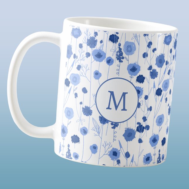 Mug Prairie de fleurs sauvages botanique en bleu blanc (Blue white wildflower meadow custom personalized monogram initial coffee mug)