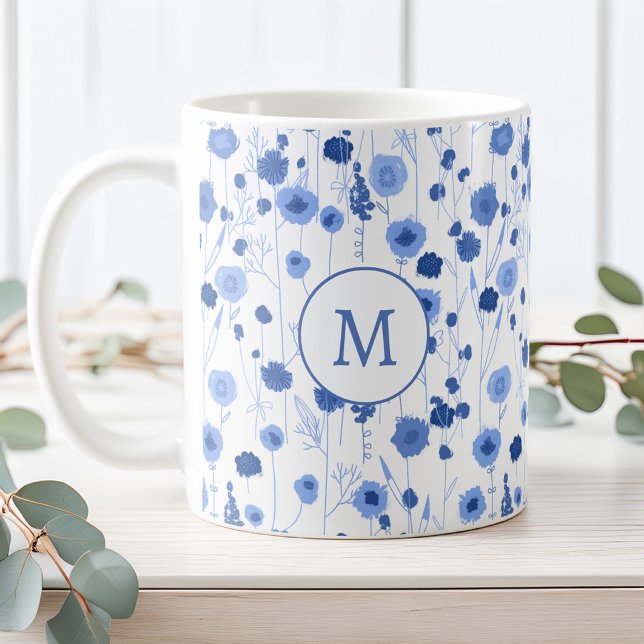 Mug Prairie de fleurs sauvages botanique en bleu blanc (Blue white wildflower meadow custom personalized monogram initial coffee mug)