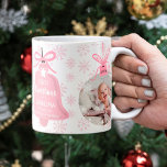 Mug Premier noël grand-mère cloche rose flacon de neig<br><div class="desc">Premier Noël comme grand-mère avec des flocons de neige roses d'hiver motif,  meilleure grand-mère jamais! Avec ornement de noël forme 2 superposition photo et une forme cloche. Toutes les couleurs sont modifiables.</div>