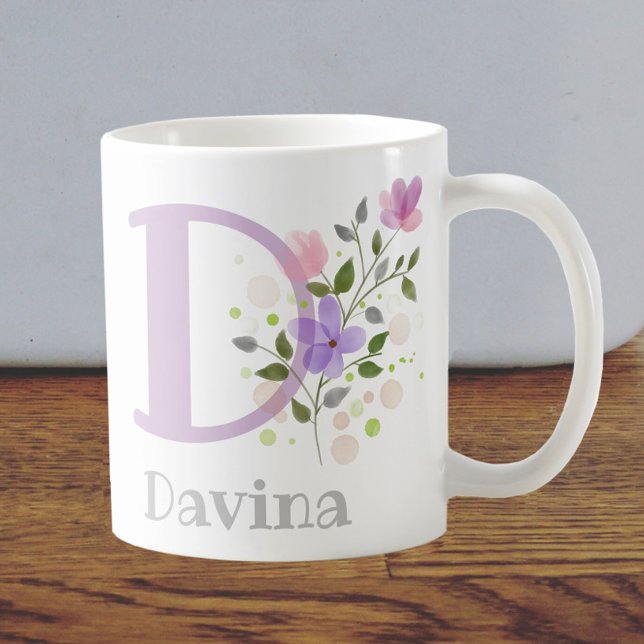 Mug Première initiale plus nom Davina avec des fleurs (Créateur téléchargé)