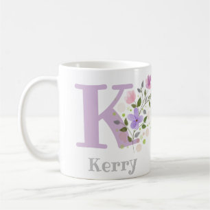 Mug Première initiale plus nom Kerry avec des fleurs